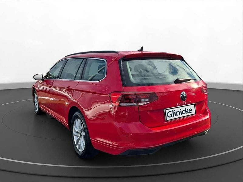 Gebraucht VW Passat 122 PS (89 kW) 2023 Rot Kombi