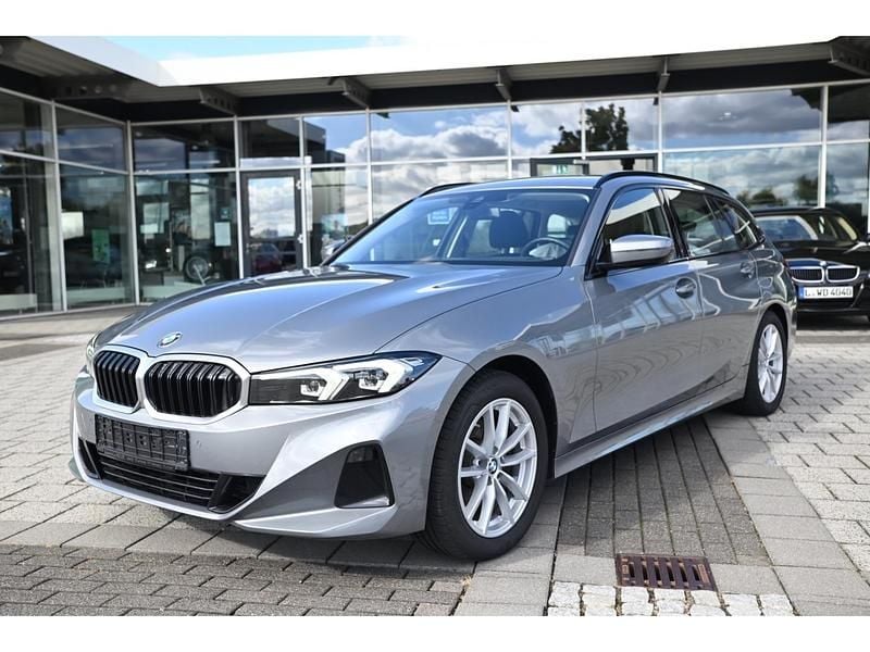 Grau Gebraucht 2023 BMW 320 Shadowline Kombi | 29.890 € (Superpreis) - Bild 1/4