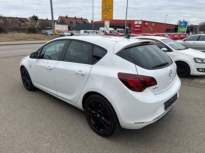 Gebraucht Opel Astra 131 PS (96 kW) 2013 Weiß Limousine