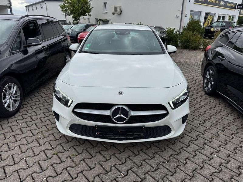 Weiß Gebraucht 2020 Mercedes A180 Business Limousine | 19.900 € (Guter Preis) - Bild 1/4