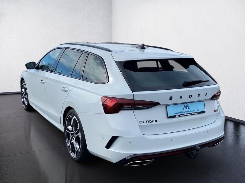 Gebraucht Skoda Octavia First Edition 245 PS (180 kW) 2021 Moonweiß perleffekt Kombi