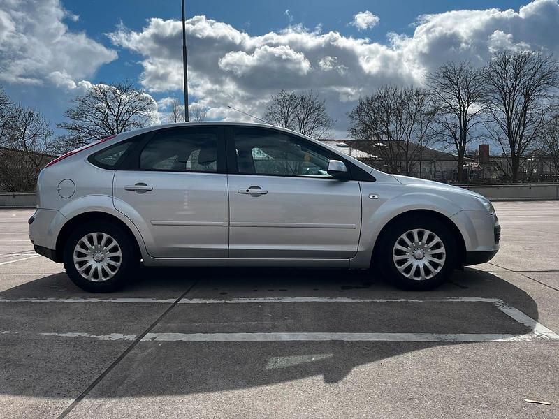Używany Ford Focus 116 KM (85 kW) 2009 Srebrny Sedan/Limuzyna