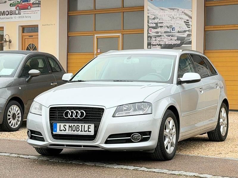 Eissilber Gebraucht 2013 Audi A3 Ambiente Limousine | 10.900 € (Superpreis) - Bild 1/4