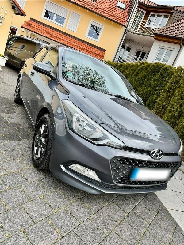 Gebraucht Hyundai i20 84 PS (61 kW) 2017 Grau Limousine