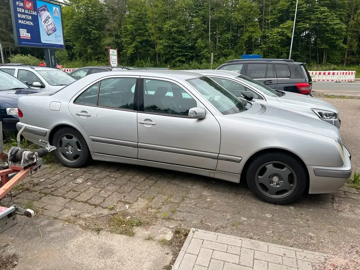 Używany Mercedes E320 197 KM (144 kW) 2000 Srebrny Sedan/Limuzyna
