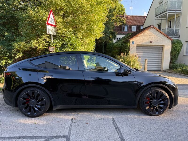 Schwarz Gebraucht 2022 Tesla Model Y Performance SUV | 37.900 € (Fairer Preis) - Bild 1/4