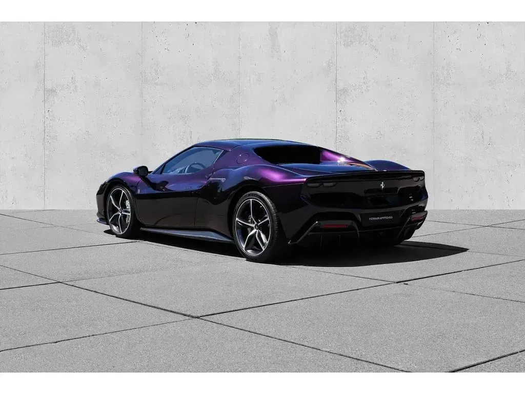 Używany Ferrari 296 829 KM (609 kW) 2024 Purpurowy Coupe