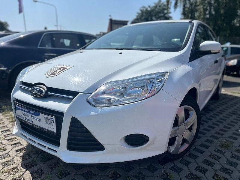 Weiß Gebraucht 2014 Ford Focus Ambiente Limousine | 2.290 € (Superpreis) - Bild 1/4