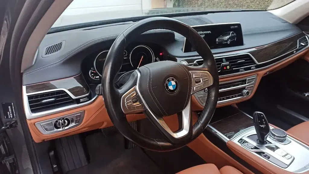 Gebraucht BMW 740 320 PS (235 kW) 2018 Grau Limousine