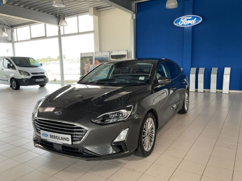 Magnetic grau metallic grau Gebraucht 2020 Ford Focus Titanium Limousine | 19.490 € (Fairer Preis) - Bild 1/4