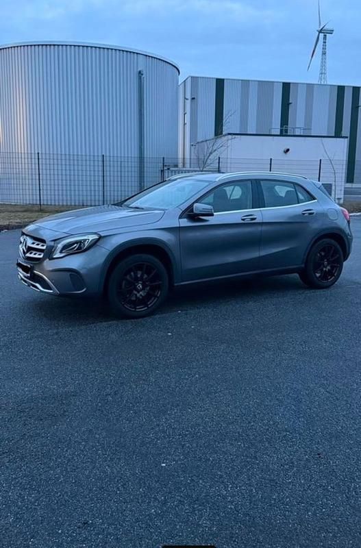 Gebraucht Mercedes GLA180 122 PS (89 kW) 2019 Grau SUV
