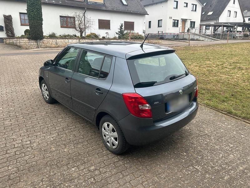 Gebraucht Skoda Fabia 60 PS (44 kW) 2012 Grau Kleinwagen