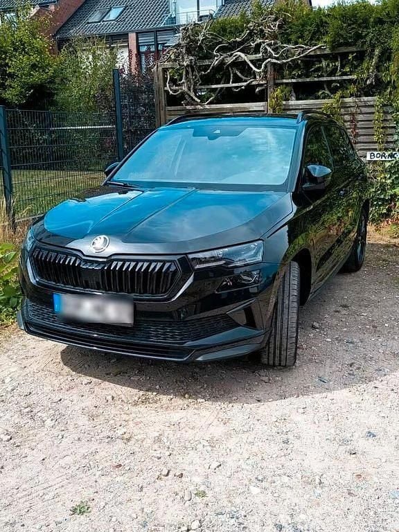 Schwarz Gebraucht 2022 Skoda Karoq SportLine SUV | 15.600 € - Bild 1/4