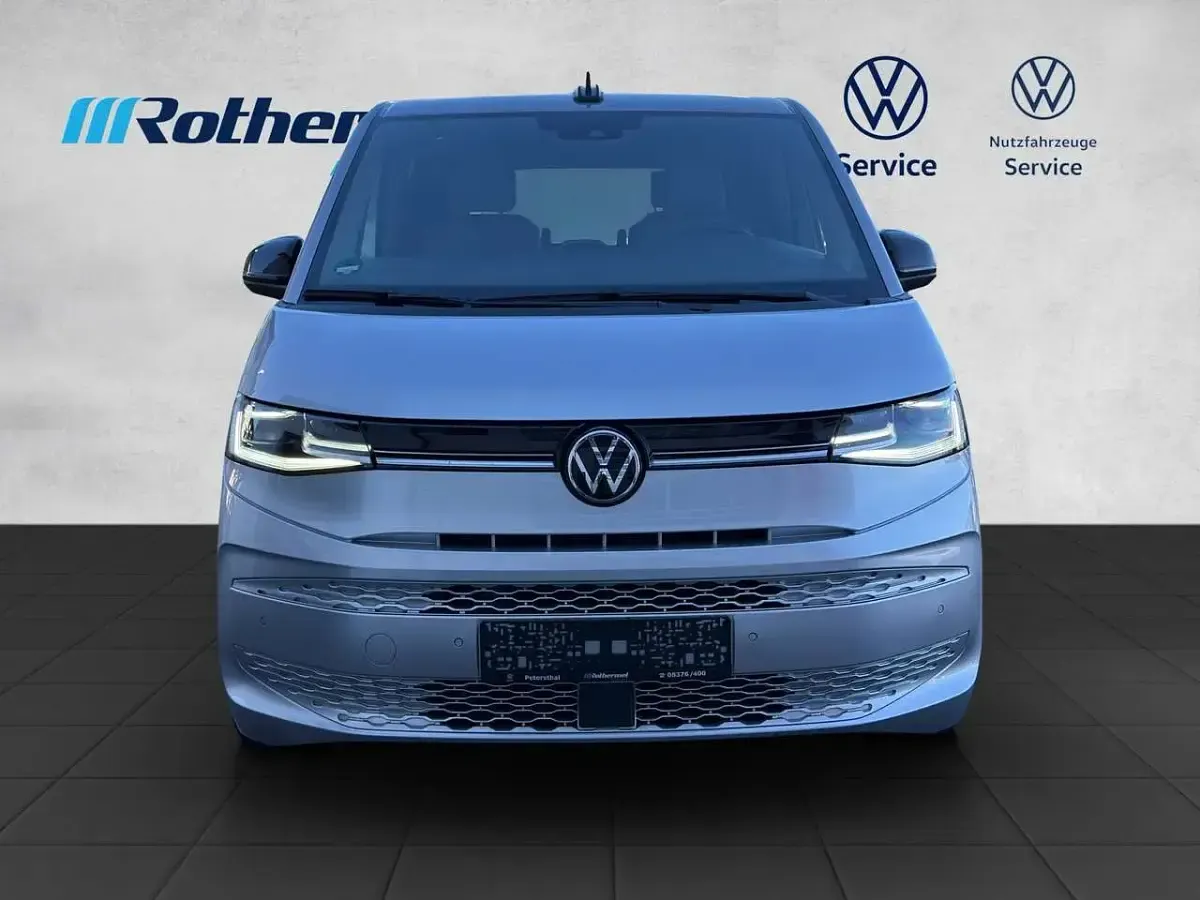 Gebraucht VW Multivan Life 150 PS (110 kW) 2023 Reflexsilber Van / Kleinbus