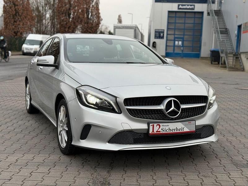 Gebraucht Mercedes A180 109 PS (80 kW) 2016 Silber Limousine