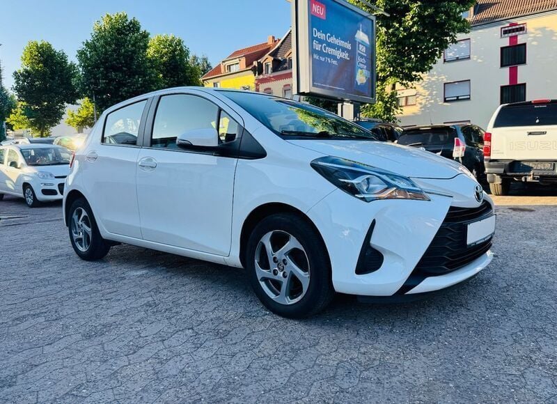 Weiß Gebraucht 2019 Toyota Yaris Comfort Limousine | 10.900 € (Guter Preis) - Bild 1/4