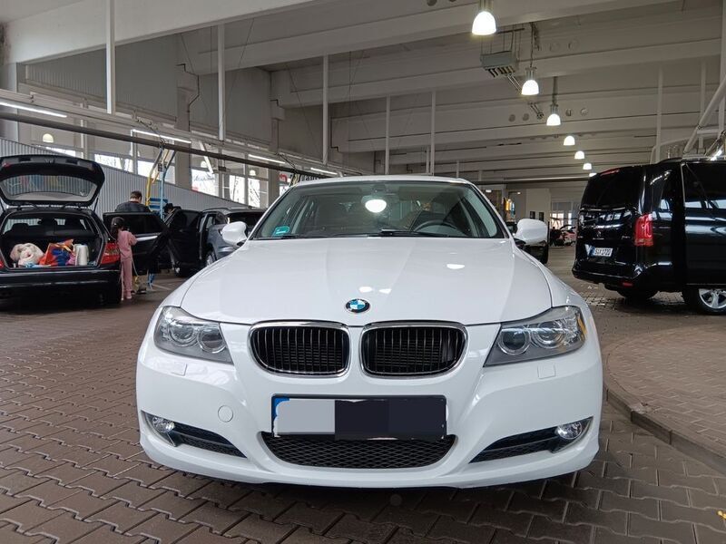 Weiß Gebraucht 2011 BMW 318 Exclusive Limousine | 6.900 € (Fairer Preis) - Bild 1/4