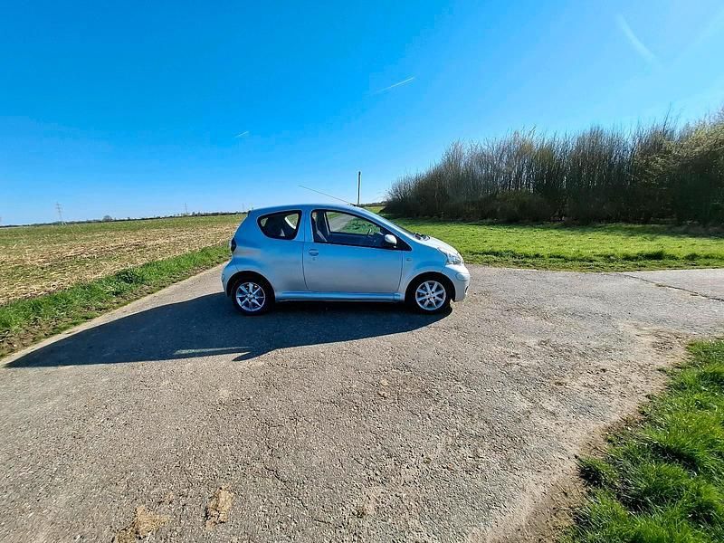Gebraucht Toyota Aygo 63 PS (46 kW) 2009 Silber Kleinwagen