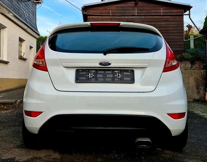 Gebraucht Ford Fiesta Trend 60 PS (44 kW) 2012 Weiß Kleinwagen