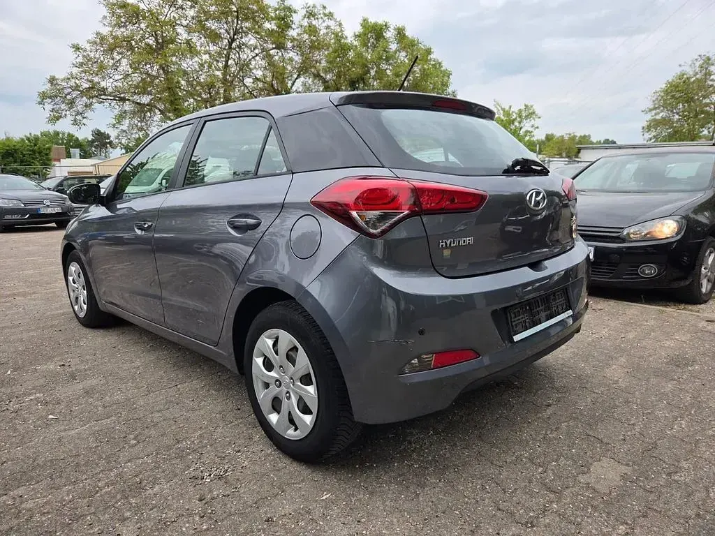 Gebraucht Hyundai i20 90 PS (66 kW) 2016 Grau Limousine