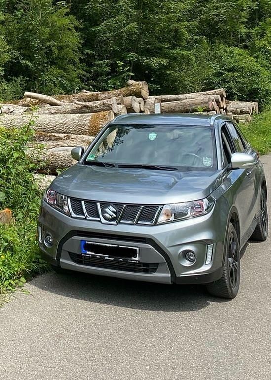 Grau Gebraucht 2016 Suzuki Vitara SUV | 14.990 € (Fairer Preis) - Bild 1/4