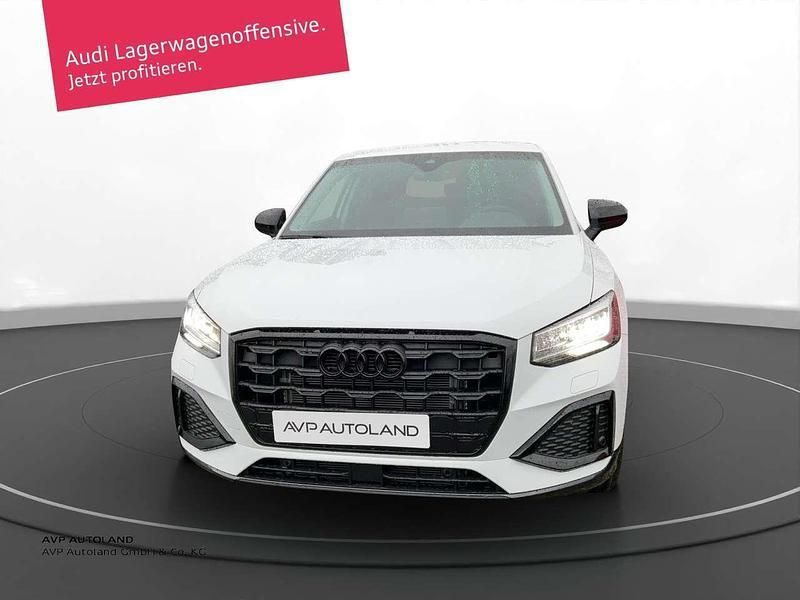 Gletscherweiss metallic Neu 2025 Audi Q2 Advanced Plus SUV | 33.880 € (Guter Preis) - Bild 1/3
