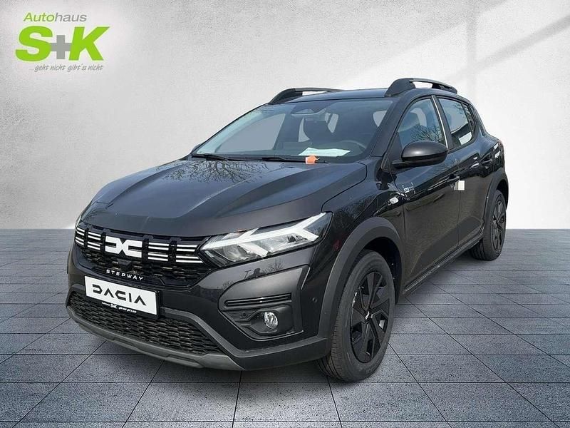 Perlmuttschwarz metallic (schwarz) Neu 2025 Dacia Sandero Expression Kleinwagen | 19.570 € (Etwas zu teuer) - Bild 1/4