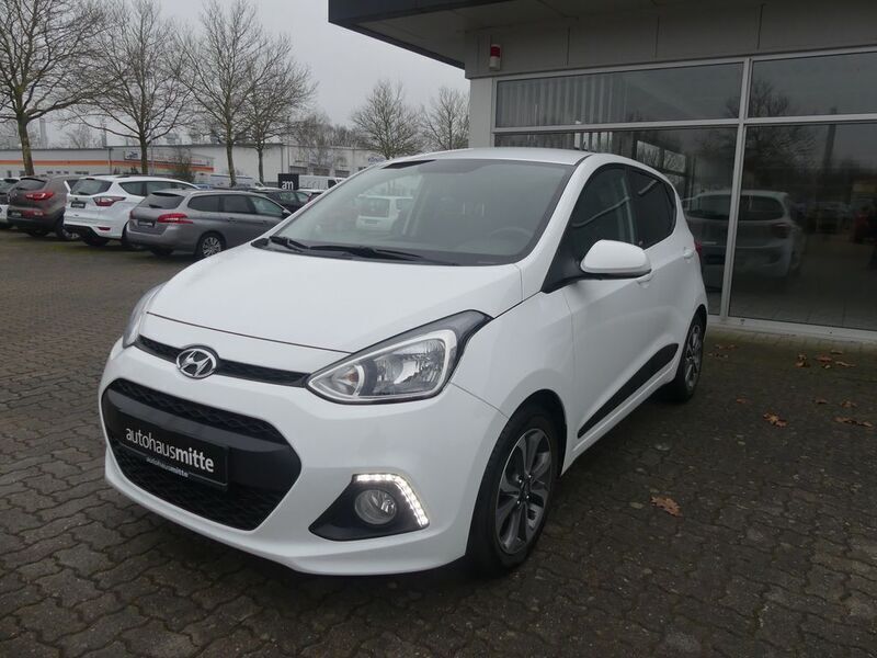 Weiß Gebraucht 2016 Hyundai i10 Passion Plus Kleinwagen | 9.800 € (Etwas zu teuer) - Bild 1/4