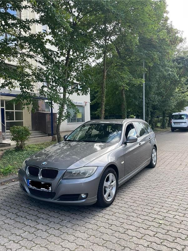 Grau Gebraucht 2010 BMW 320 Kombi | 2.900 € (Guter Preis) - Bild 1/4