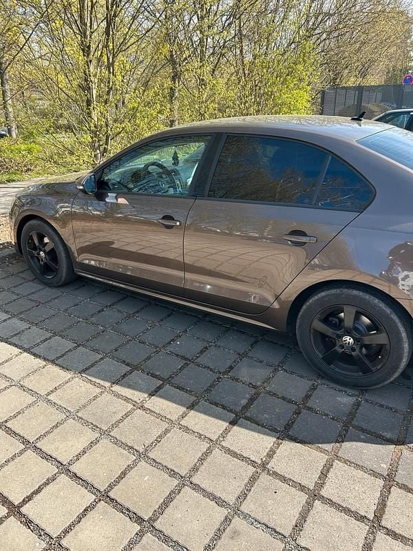 Używany VW Jetta 105 KM (77 kW) 2012 Brązowy Sedan/Limuzyna