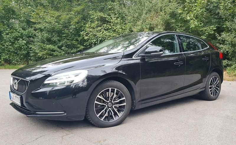 Schwarz Gebraucht 2018 Volvo V40 Inscription Kombi | 12.900 € (Fairer Preis) - Bild 1/4