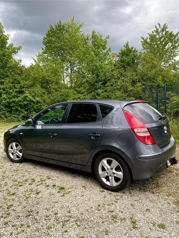 Grau Gebraucht 2012 Hyundai i30 Kombi | 4.700 € (Guter Preis) - Bild 1/4