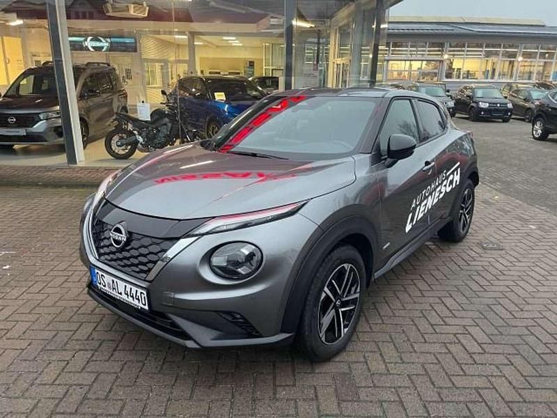 Gun metallic (m) Gebraucht 2024 Nissan Juke N-Connecta SUV | 30.795 € (Teuer) - Bild 1/4