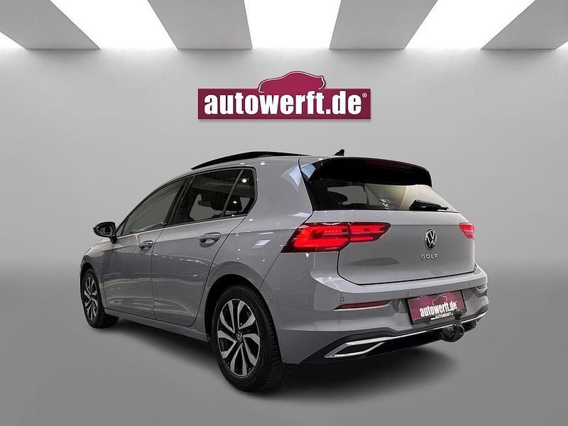 Gebraucht VW Golf VIII Active 150 PS (110 kW) 2022 Mondsteingrau Limousine