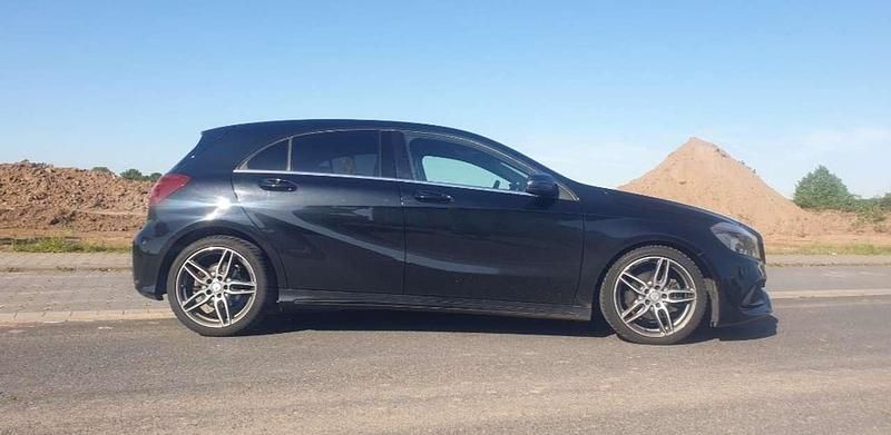 Kosmosschwarz metalliclack Gebraucht 2016 Mercedes A180 Kleinwagen | 12.490 € (Guter Preis) - Bild 1/4