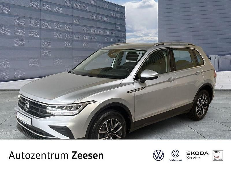 Reflexsilber (metallic) Gebraucht 2024 VW Tiguan Life SUV | 28.990 € (Superpreis) - Bild 1/4