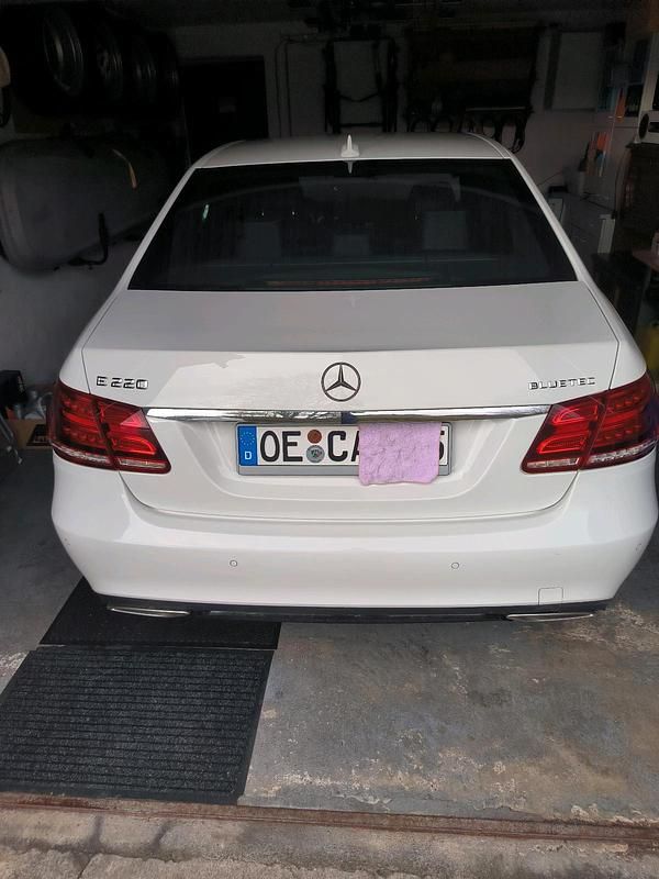 Gebraucht Mercedes E220 170 PS (125 kW) 2015 Weiß Limousine