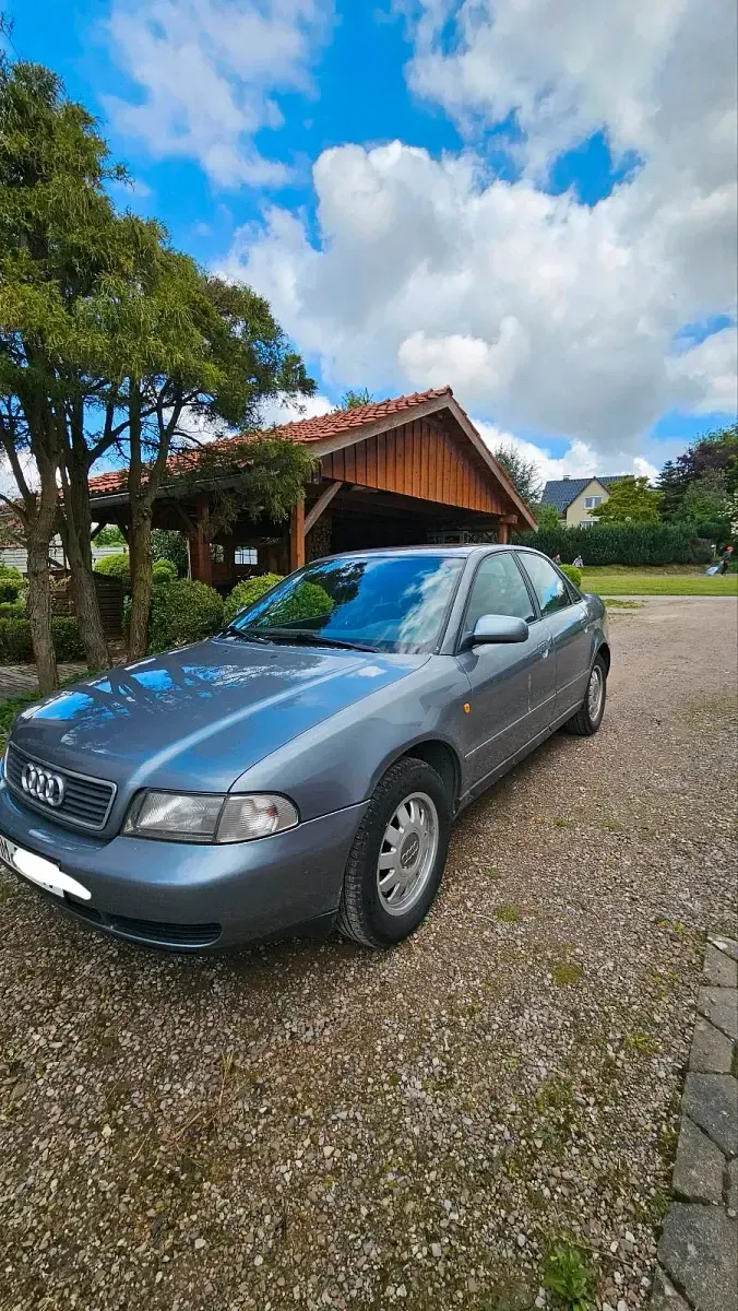 Second-hand Audi A4 101 CP (74 kW) 1998 Argintiu Berlinǎ