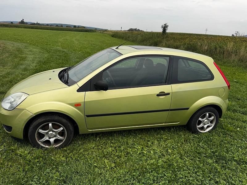 Grün Gebraucht 2005 Ford Fiesta Kleinwagen | 800 € (Superpreis) - Bild 1/4