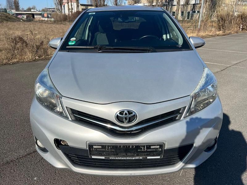 Gebraucht Toyota Yaris Trend 99 PS (72 kW) 2014 Silber Kleinwagen