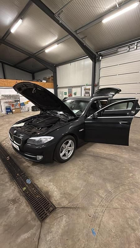Schwarz Gebraucht 2013 BMW 520 Kombi | 13.500 € (Etwas zu teuer) - Bild 1/4