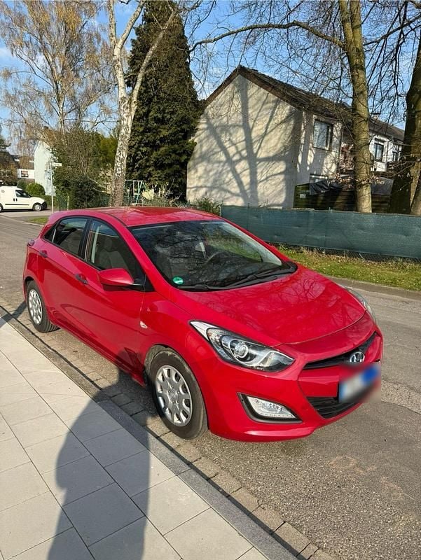 Gebraucht Hyundai i30 99 PS (72 kW) 2013 Rot Limousine
