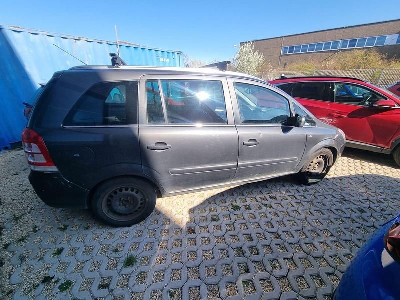 Gebraucht Opel Zafira 116 PS (85 kW) 2012 Grau Van / Kleinbus