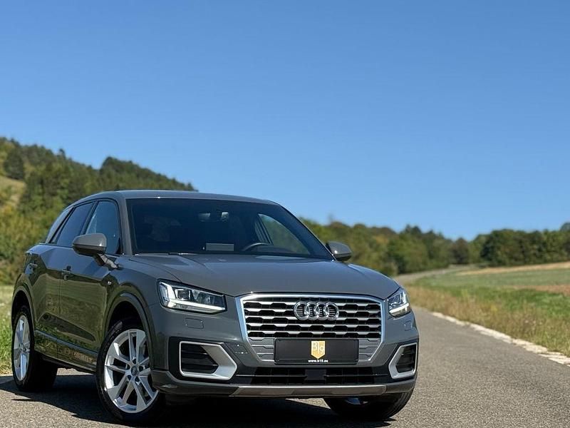 Grau Gebraucht 2017 Audi Q2 Ambiente SUV | 21.499 € (Etwas zu teuer) - Bild 1/4