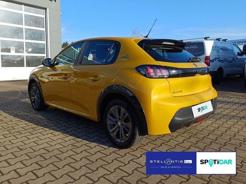 Gebraucht Peugeot e-208 Active 100 kW (136 PS) 2022 Gelb Kleinwagen