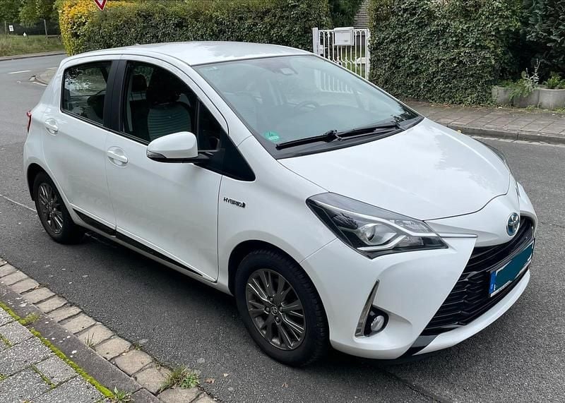 Weiß Gebraucht 2017 Toyota Yaris Hybrid Comfort Kleinwagen | 11.950 € (Guter Preis) - Bild 1/4