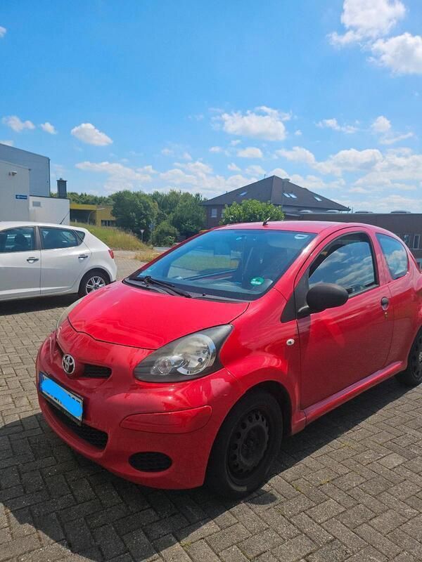 Rot Gebraucht 2011 Toyota Aygo Kleinwagen | 777 € (Superpreis) - Bild 1/4