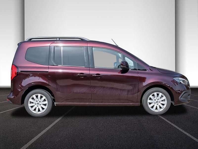 Gebraucht Mercedes T180 Progressive 116 PS (85 kW) 2024 Rot Van / Kleinbus