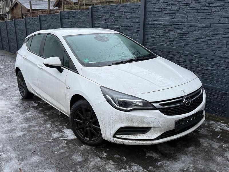 Weiß Gebraucht 2016 Opel Astra Edition Limousine | 3.400 € (Superpreis) - Bild 1/4