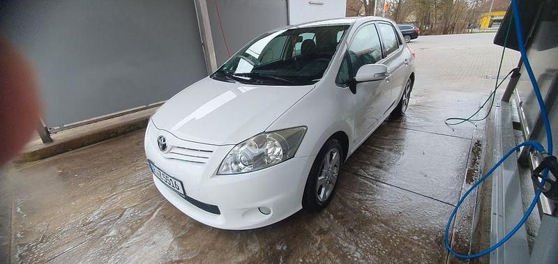 Gebraucht Toyota Auris Edition 99 PS (72 kW) 2011 Weiß Kleinwagen